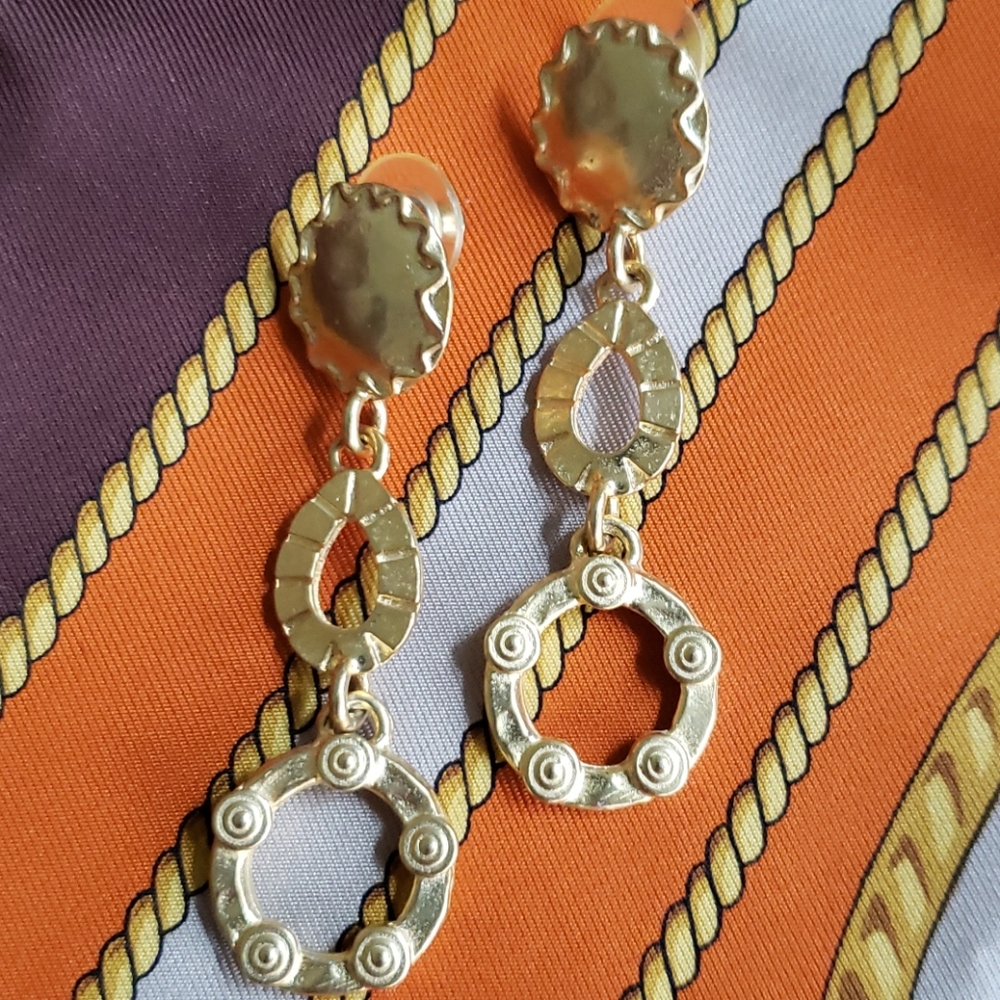 VTG Gold tone dangling earrings - Picture 3 of 5